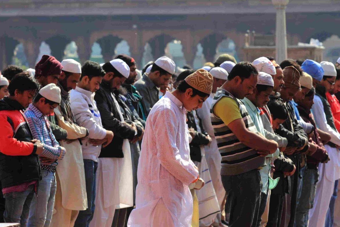 Apakah Makmum Perlu Membaca Surat Pendek Setelah Al Fatihah Saat Salat Jamaah?