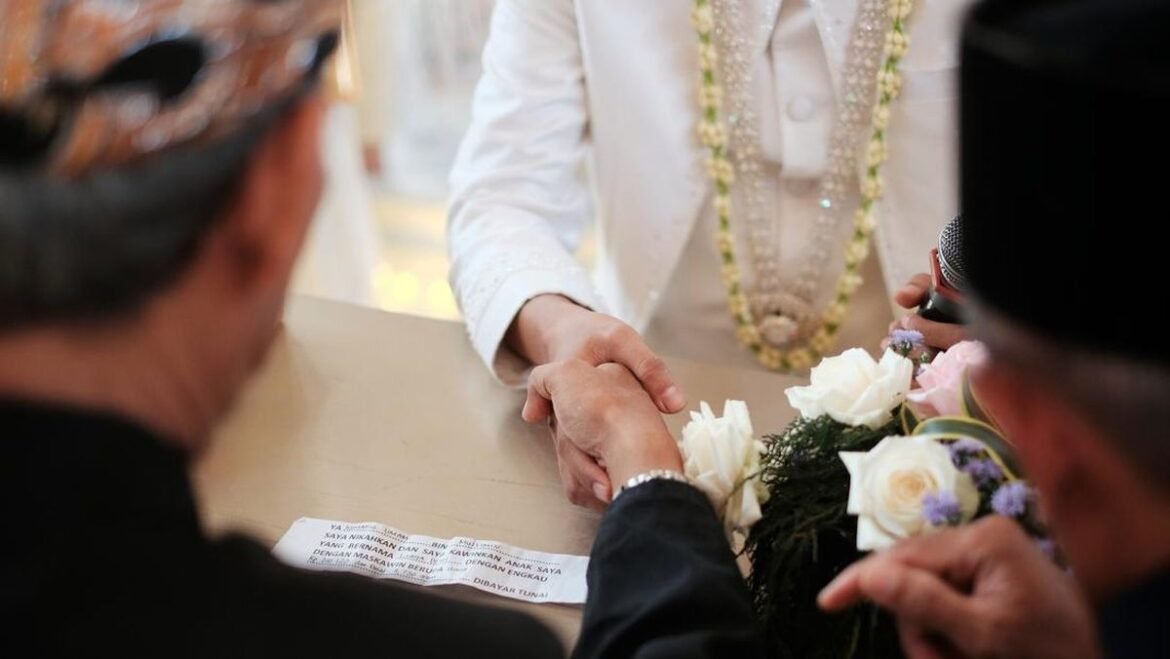 Wali Hakim dalam Pernikahan Islam Siapa yang Berhak Menikahkan Wanita?