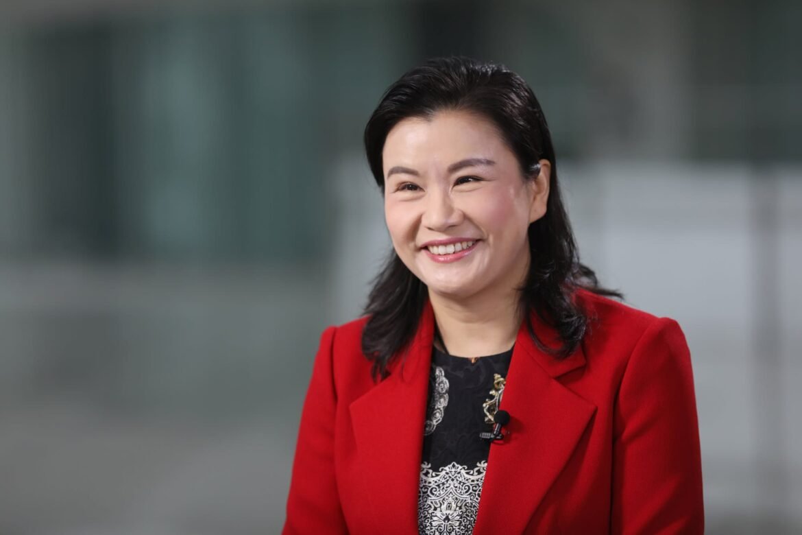 Dari Buruh Pabrik ke Ratu Layar Sentuh Dunia Kisah Zhou Qunfei yang Mengubah Nasib