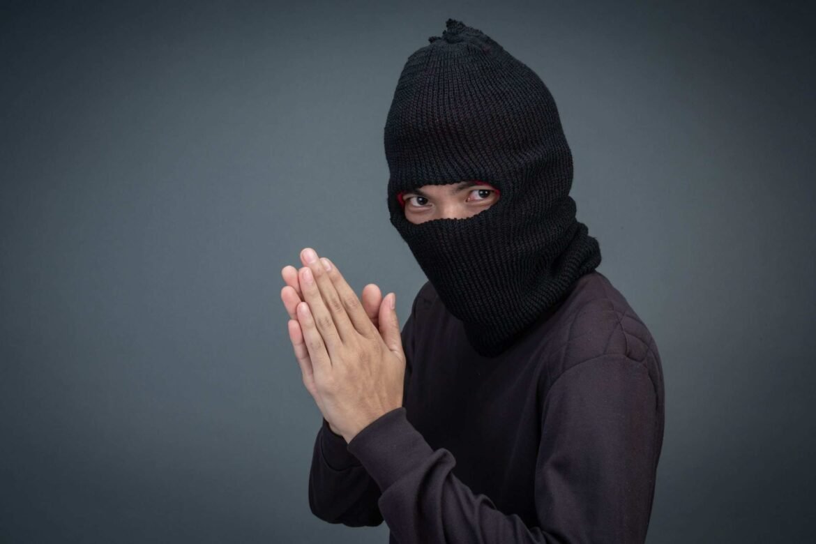Teror Keuangan Digital Pinjol Ilegal Investasi Bodong Love Scam dan Smishing Kian Mengganas