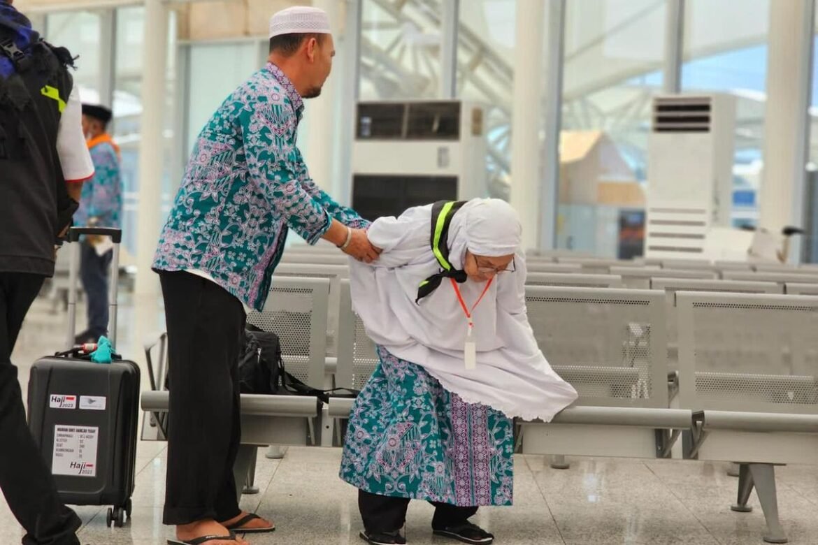 7 Tips Haji Aman untuk Lansia dari Persiapan hingga Puncak Ibadah