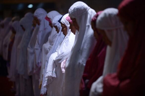 Mukena Tipis Dipakai Sholat, Sah atau Tidak?